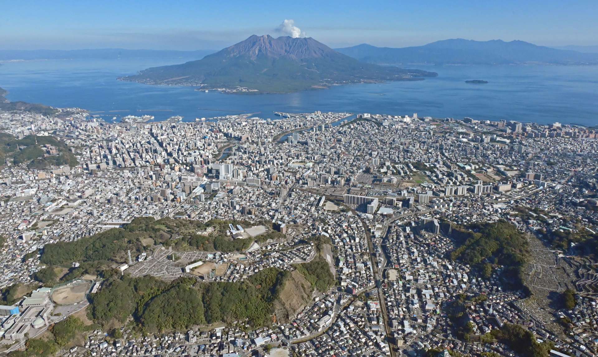 上空から望む鹿児島市の街並み。市長選告示まで１７日で１カ月となった＝１月（本社チャーター機から撮影）