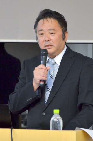 里親の現状について話す冨永正輝さん＝鹿児島市の鹿児島大学郡元キャンパス