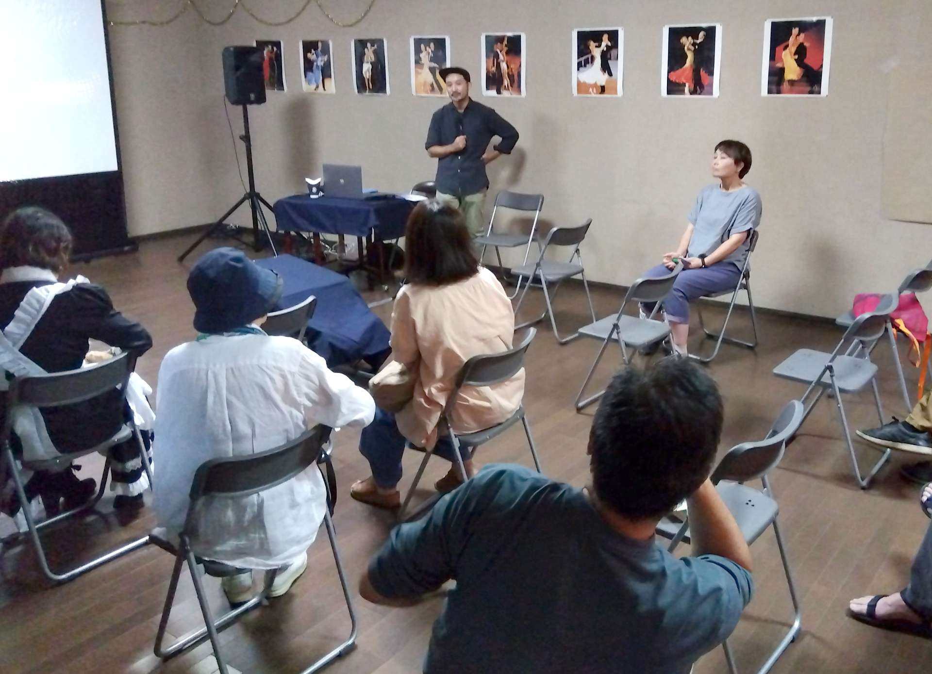 レトロな雰囲気の元ダンスホールで映画談議を楽しむ参加者＝都城市上町