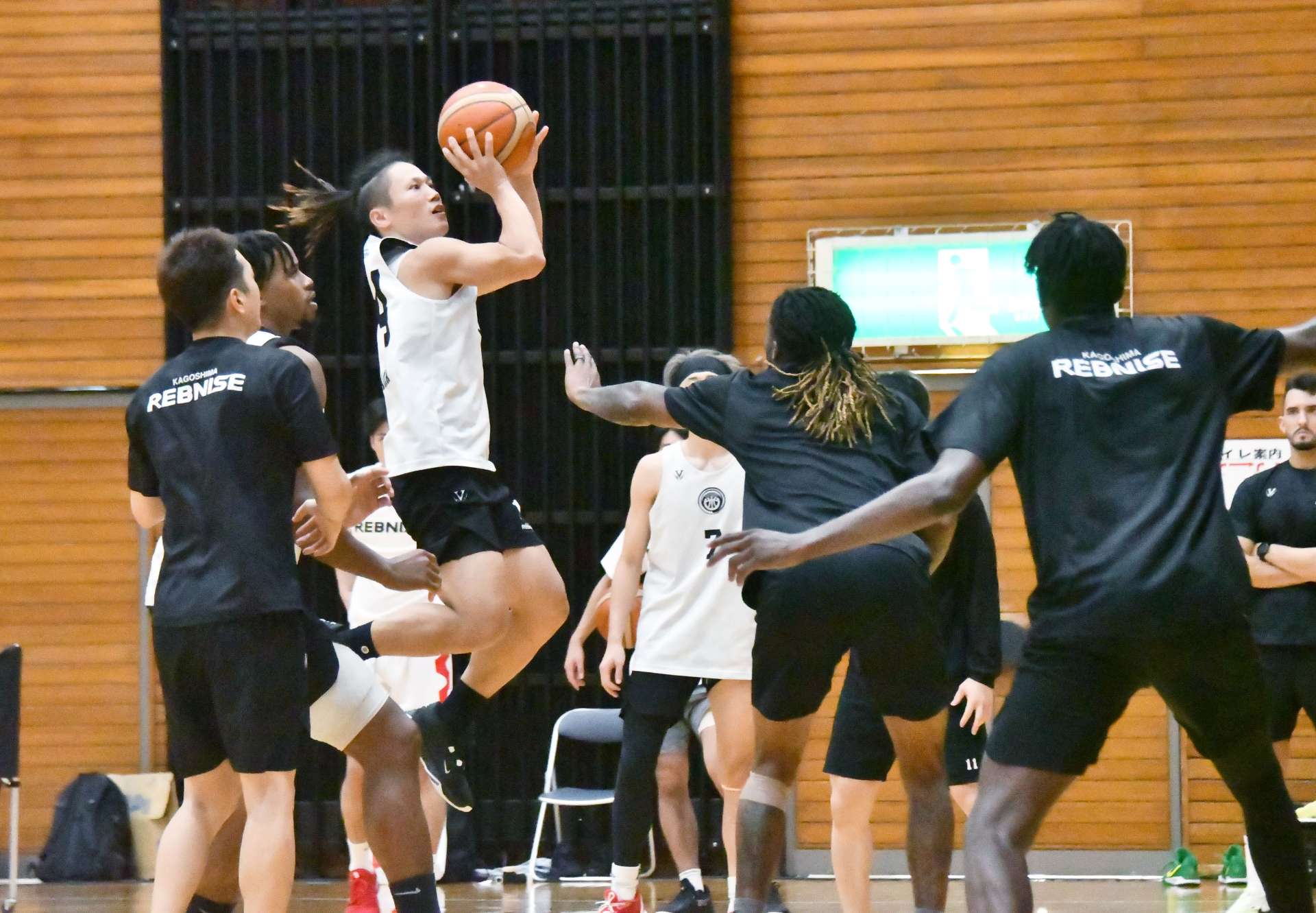 〈関連〉練習でシュートを放つレブナイズの兒玉＝あいハウジングアリーナ松元