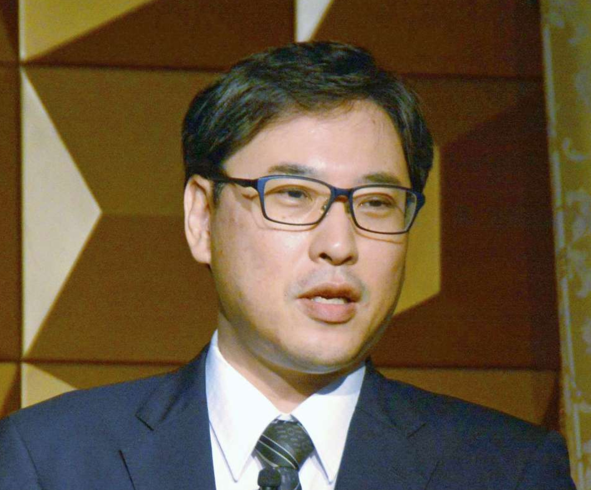 「生成ＡＩを活用して生産性を上げよう」と訴える柏村祐さん＝１７日、鹿児島市の城山ホテル鹿児島