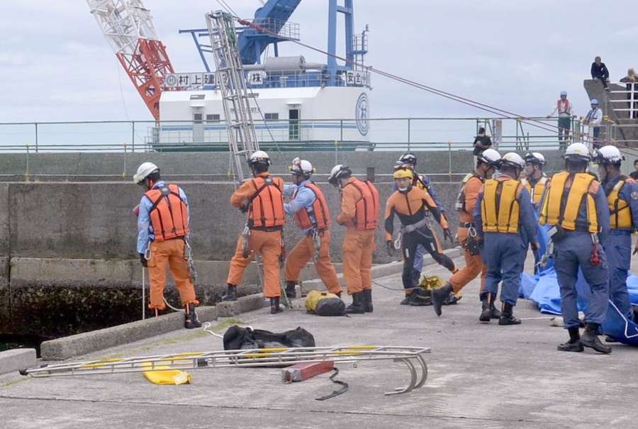 〈別カット〉男性の遺体を引き上げる消防隊員ら＝１７日午後０時５５分ごろ、鹿児島市鴨池新町