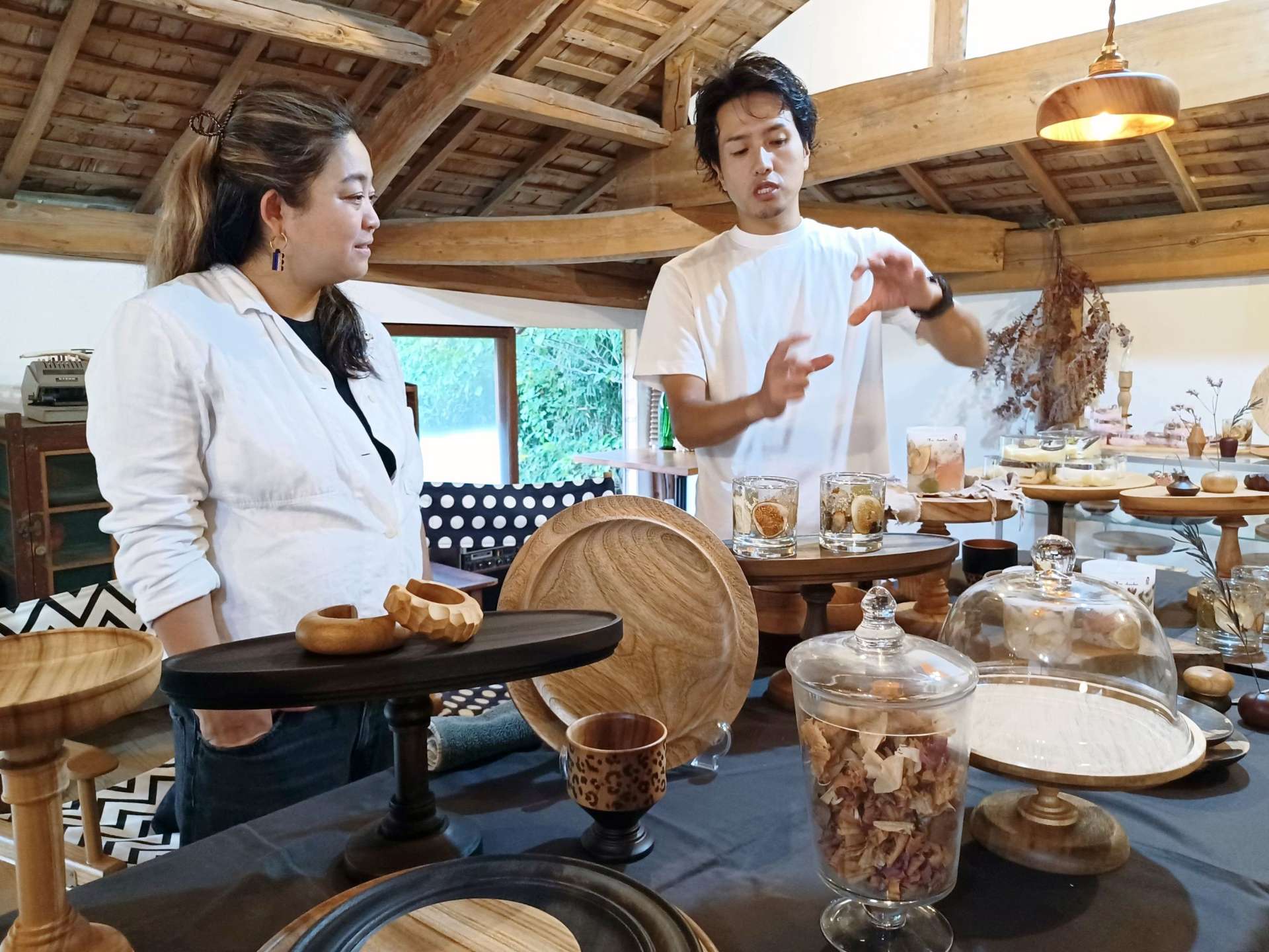 視察に訪れた牟田園涼子さん（左）に説明する奥信太郎さん＝１６日、鹿児島市の木工房Ｋｏｐｐａ