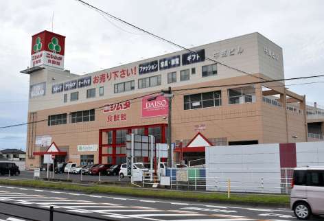 〈関連〉中馬の本社が入る中馬ビル＝１７日、いちき串木野市東塩田町