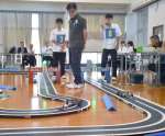 自作のマイコンカーを走らせる高校生ら＝姶良市の加治木工業高校