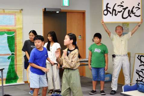 本番に向け熱の入った練習をする劇団員ら＝５日、鹿児島市山下町のかごしま市民福祉プラザ