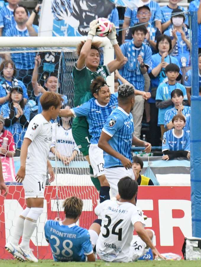 前節の横浜FC戦、体を張ってゴールを守る鹿児島ＵのＧＫ泉森＝ニッパツ三ツ沢球技場