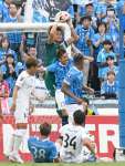 前節の横浜FC戦、体を張ってゴールを守る鹿児島ＵのＧＫ泉森＝ニッパツ三ツ沢球技場