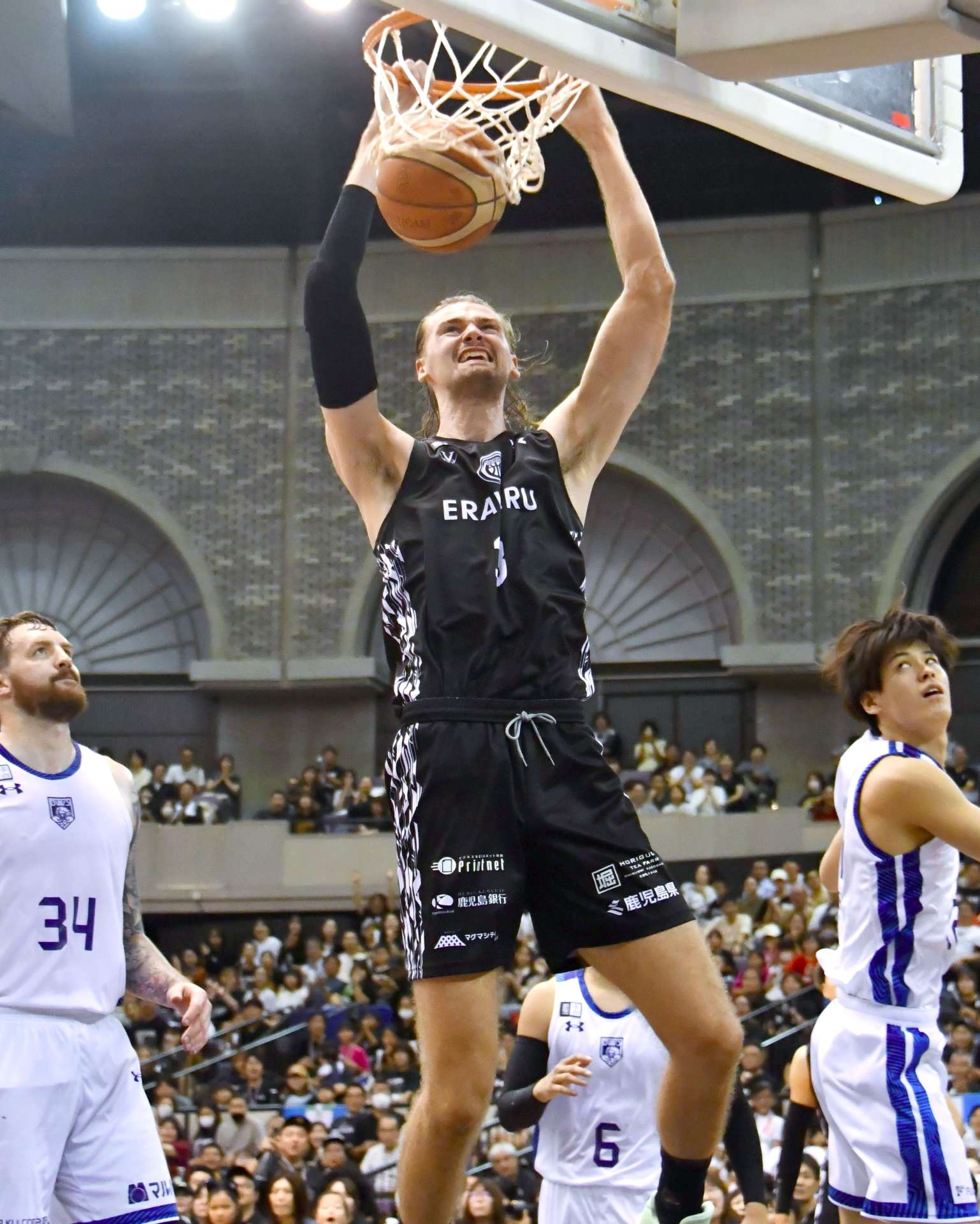 前節のホーム福井戦でダンクシュートを決めるレブナイズのハームスが＝西原商会アリーナ