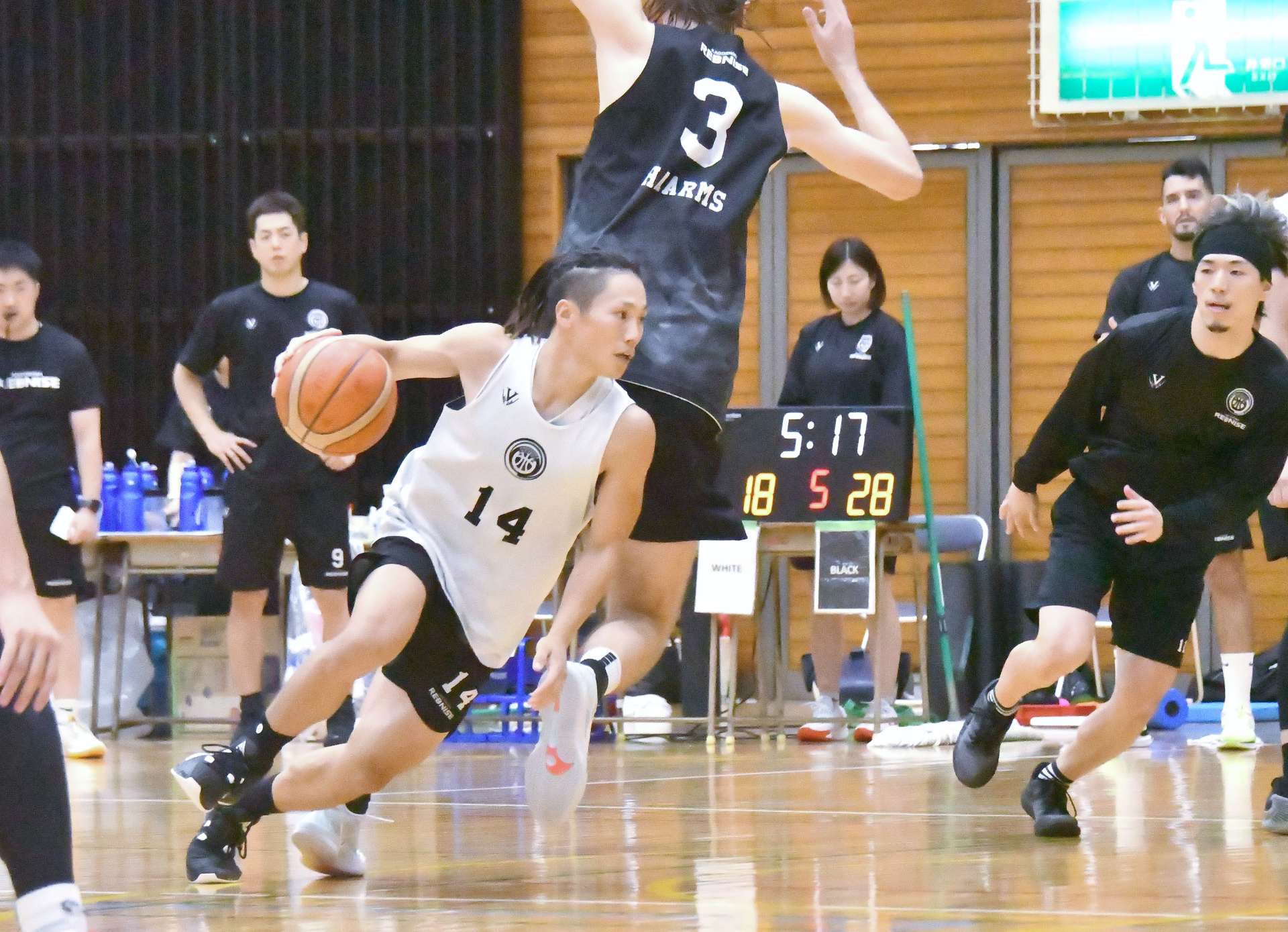 練習でドリブル突破を仕掛けるレブナイズの兒玉＝あいハウジングアリーナ松元