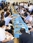 威勢のいい掛け声とともに進むかつお節の産地入札会＝１８日、枕崎市立神本町