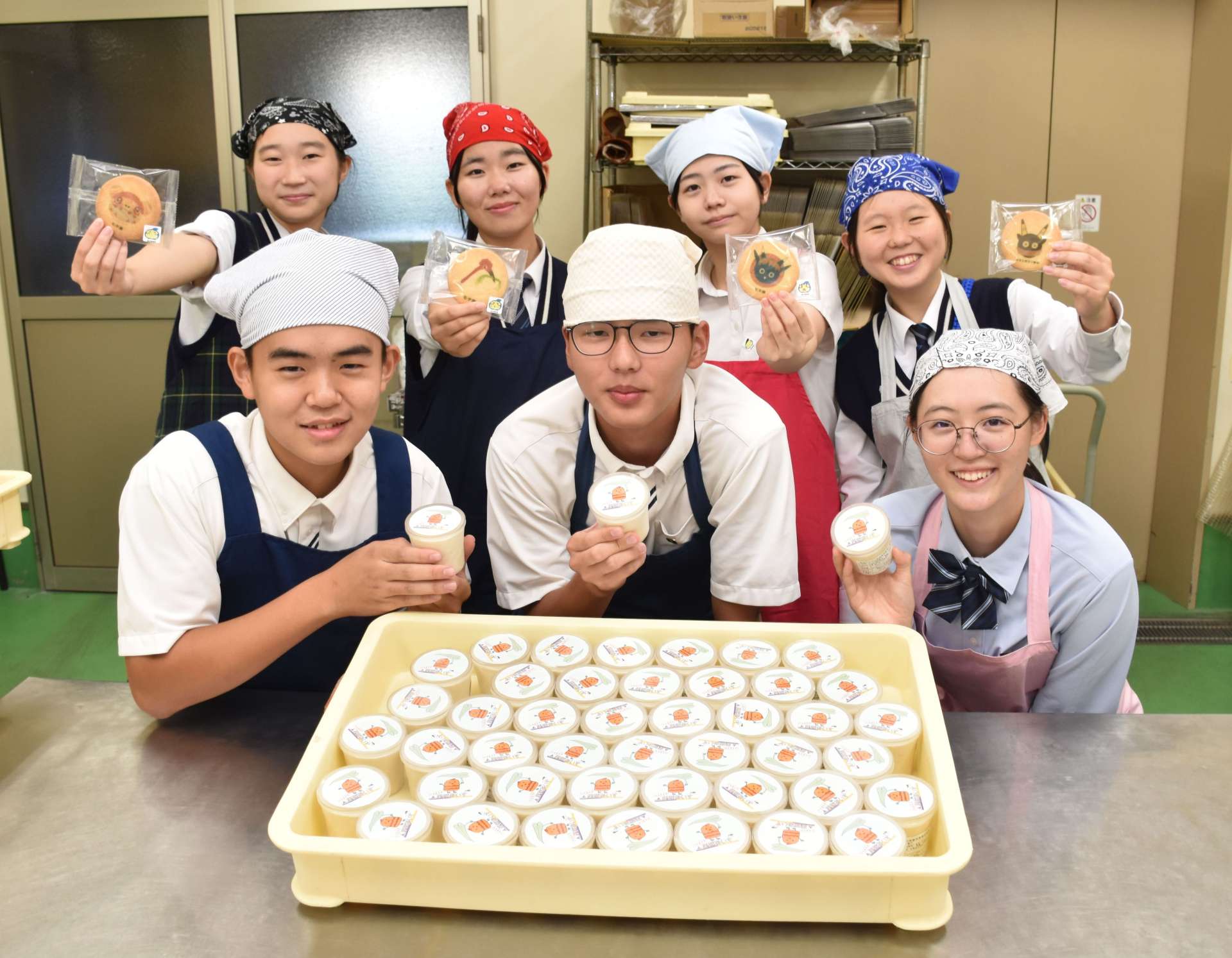 産業まつりで販売する商品を手に、笑顔を見せる生徒＝いちき串木野市浅山