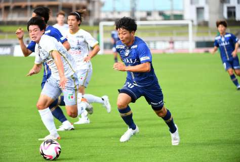 前半、ドリブルでゴール前に迫る鹿児島Ｕ・圓道＝鹿児島市の白波スタジアム