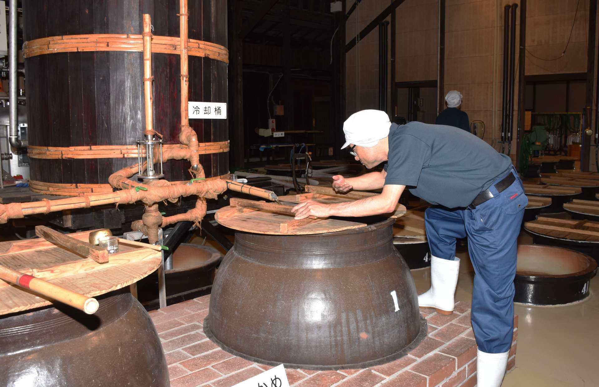 当日蒸留した焼酎提供のため作業する社員＝１９日、いちき串木野市の浜田酒造伝兵衛蔵