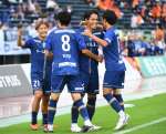 ２点目のゴールを決め喜ぶ鹿児島Ｕの鈴木（右から２番目）＝白波スタジアム