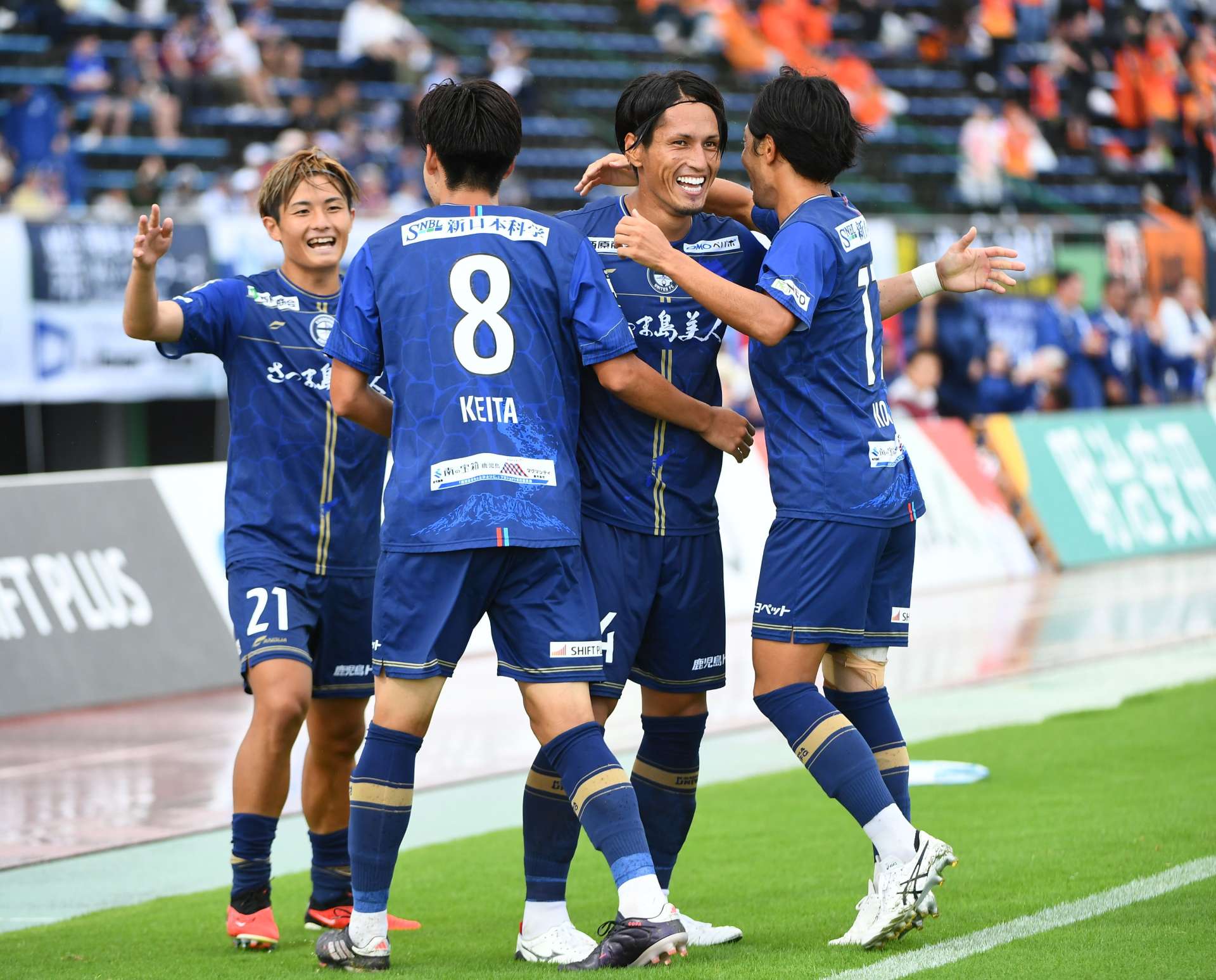 ２点目のゴールを決め喜ぶ鹿児島Ｕの鈴木（右から２番目）＝白波スタジアム