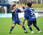 前半、先制ゴールを決め喜ぶ鹿児島Ｕの山口（左）＝鹿児島市の白波スタジアム