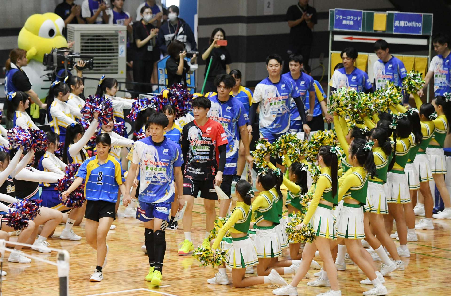 〈別カット〉堂々と入場するフラーゴラッド鹿児島の選手ら＝南さつま市の加世田運動公園体育館