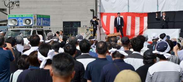 衆院選候補者の応援で訪れた石破茂首相の演説を聞く有権者ら＝１９日、薩摩川内市平佐１丁目