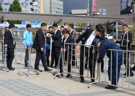 〈関連〉石破茂首相の演説に備え柵を設置する関係者＝１９日、鹿児島市のＪＲ鹿児島中央駅東口駅前広場