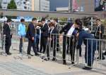 〈関連〉石破茂首相の演説に備え柵を設置する関係者＝１９日、鹿児島市のＪＲ鹿児島中央駅東口駅前広場