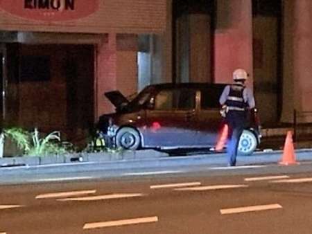 〈別カット〉衝突した軽乗用車＝鹿児島市