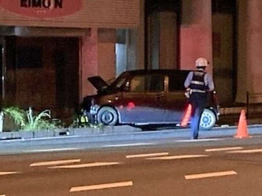 〈別カット〉衝突した軽乗用車＝鹿児島市