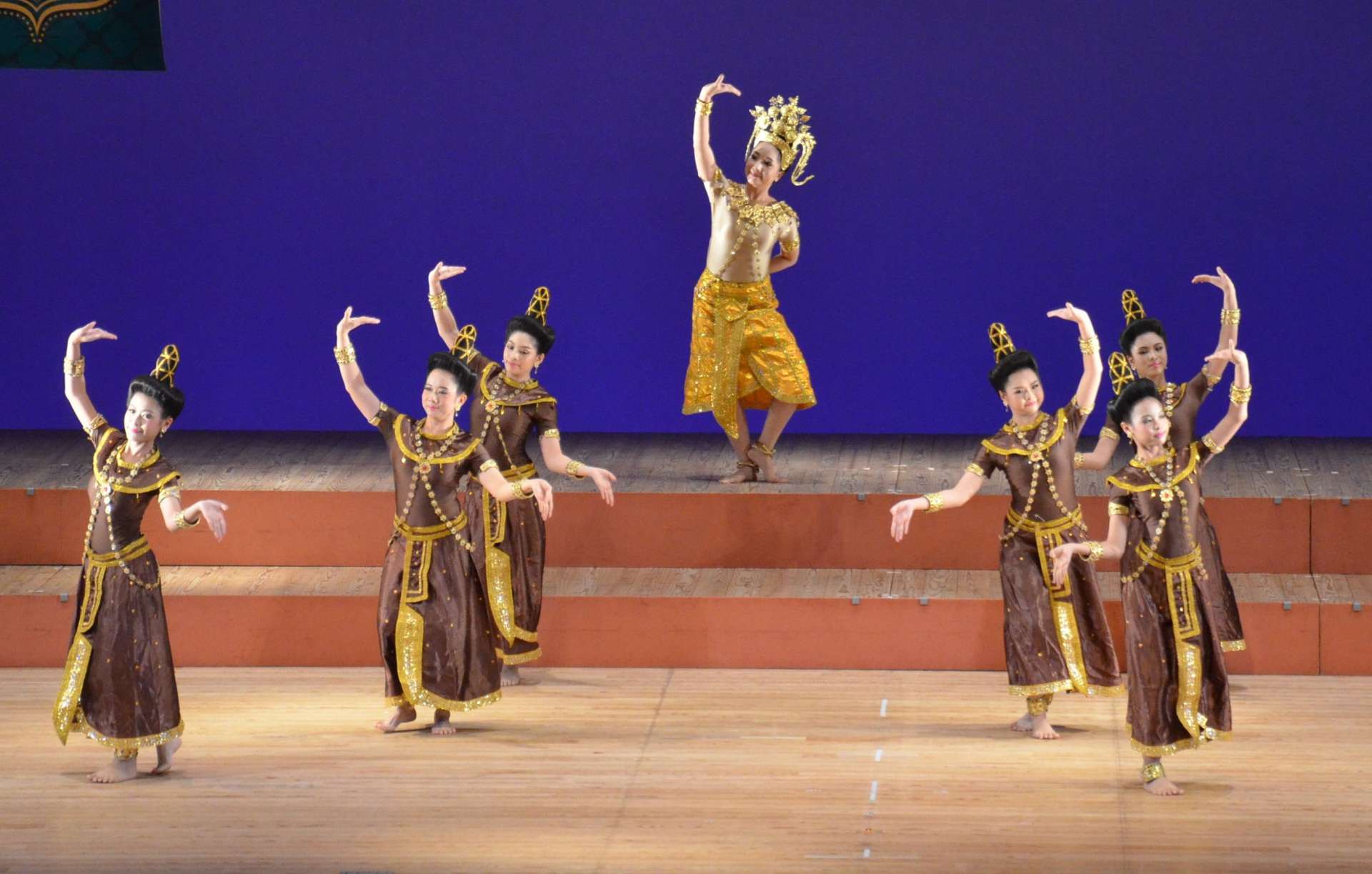 民族衣装を着て伝統舞踊を披露するタイの子どもたち＝１９日、鹿児島市の宝山ホール