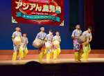 民族衣装を着て伝統舞踊を披露するマレーシアの子どもたち＝１９日、鹿児島市の宝山ホール
