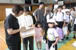 引き渡し訓練で受け付けをする参加者＝出水市の江内小学校体育館