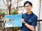 初のコアラ本を紹介する落合晋作係長＝鹿児島市の平川動物公園