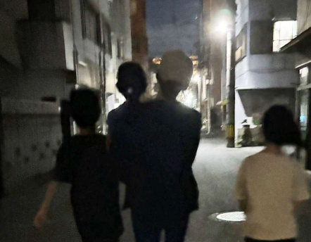 〈関連〉子どもを連れて帰路につくシングルマザー＝１６日夜、鹿児島県内