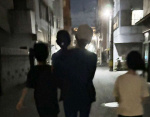 〈関連〉子どもを連れて帰路につくシングルマザー＝１６日夜、鹿児島県内