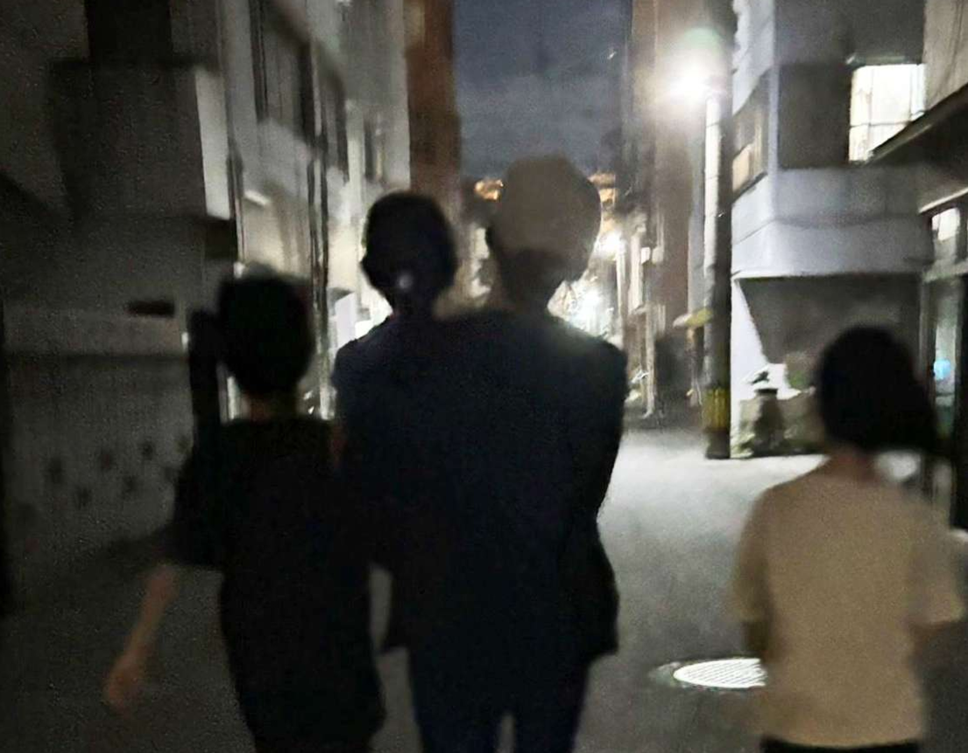 〈関連〉子どもを連れて帰路につくシングルマザー＝１６日夜、鹿児島県内