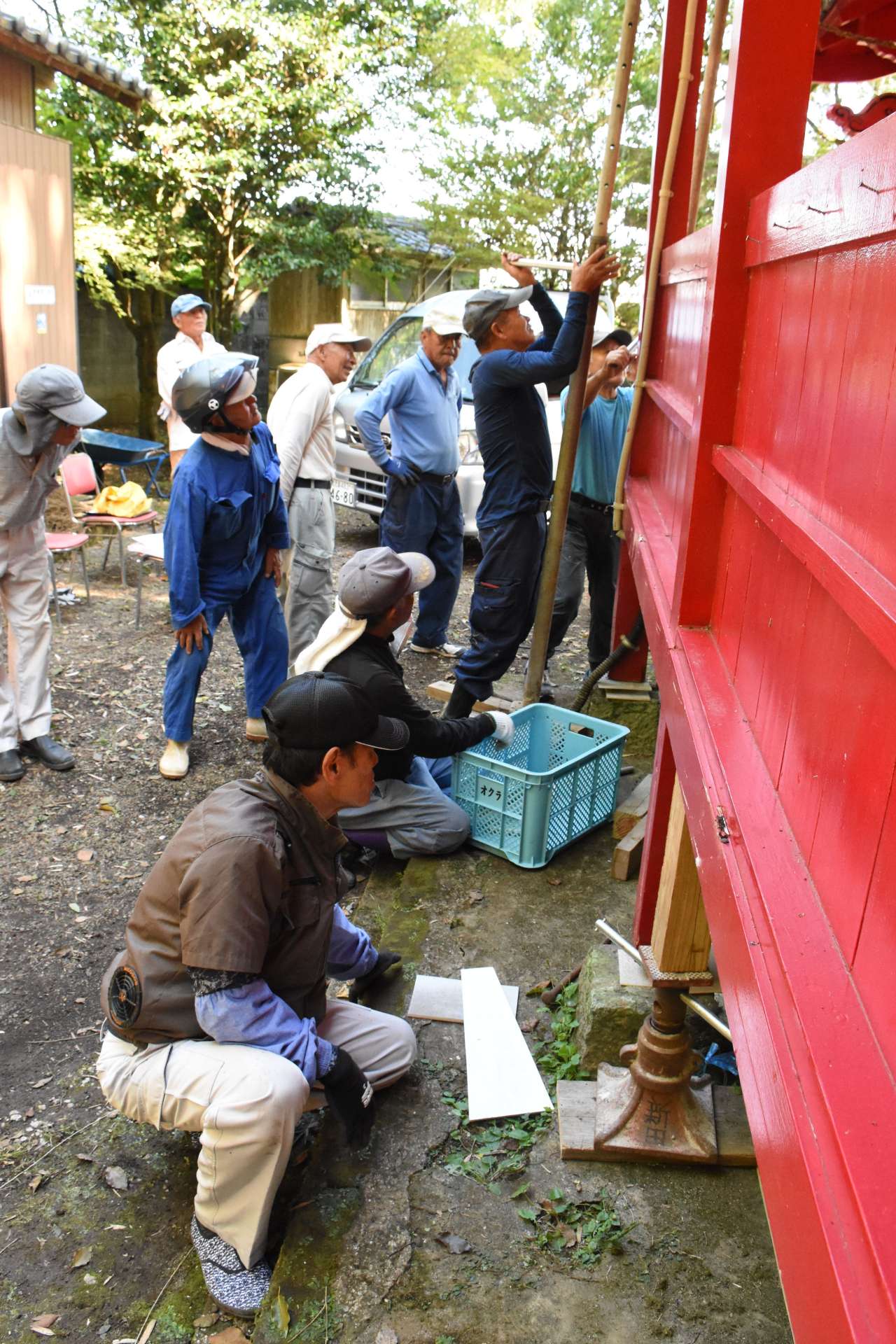 拝殿のずれを修復する作業に当たるボランティアら＝指宿市岩本の豊玉媛神社