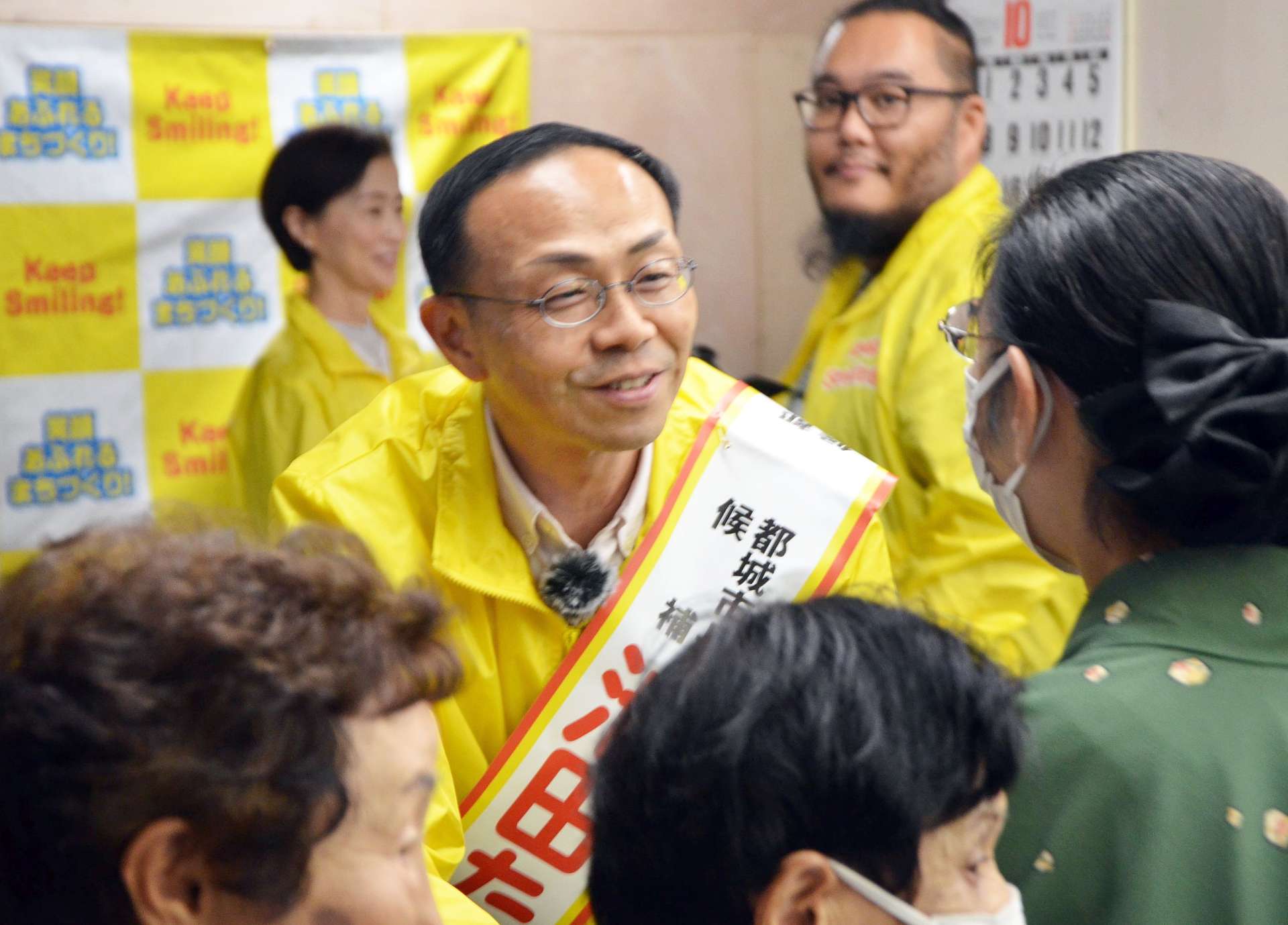無投票での４選が決まり、支持者と喜び合う池田宜永氏＝２０日、都城市太郎坊町