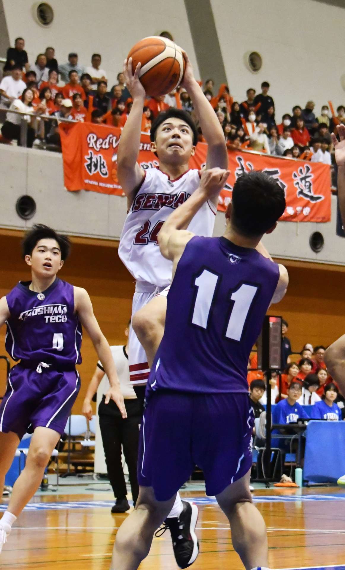 後半、川内の鮫島がシュートを決める＝サンアリーナせんだい