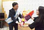 支援者から花束を受け取る田中良二氏＝２０日午後６時ごろ、薩摩川内市西開聞町