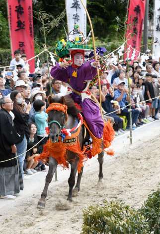 馬上から的を射る武田創さん＝２０日、肝付町の四十九所神社前