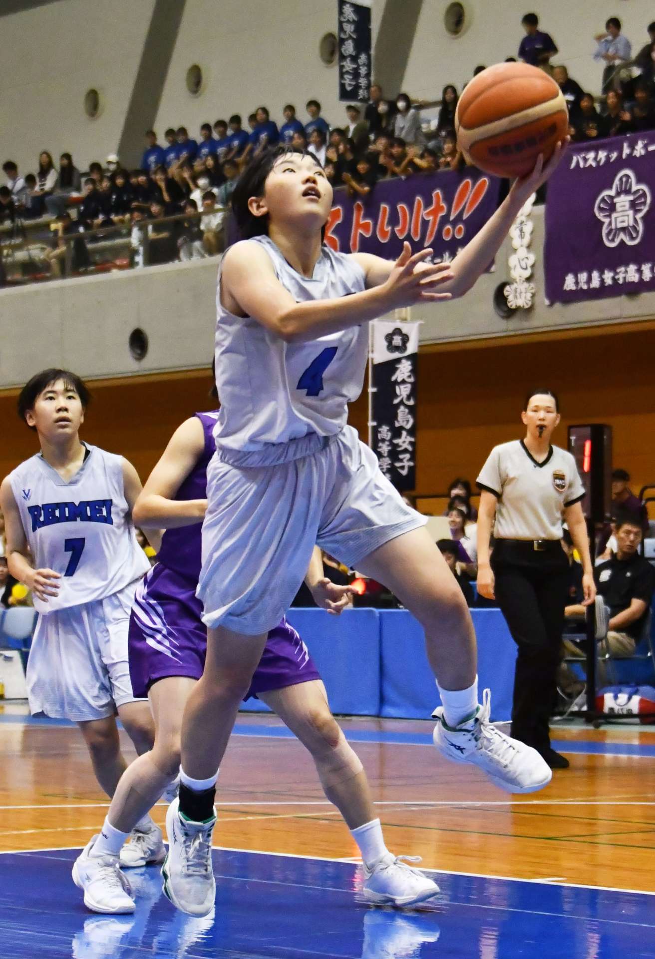 前半、シュートを放つれいめいの山下（４）＝サンアリーナせんだい