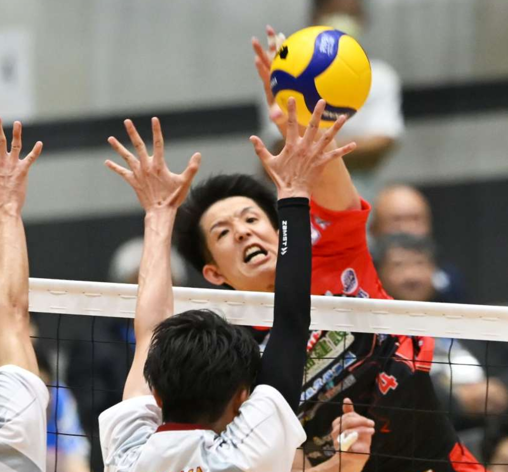 第３セット、スパイクを決めるＦ鹿児島の長友＝加世田運動公園体育館