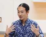 島ムニ継承の意義を語る山田真寛准教授＝知名町の下平川小学校
