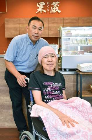 アップルパイ再現に尽力した猿渡文子さん（右）と兄の辰一さん＝薩摩川内市