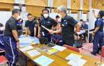 図上訓練で対応を確認する参加者＝２１日、鹿児島県庁