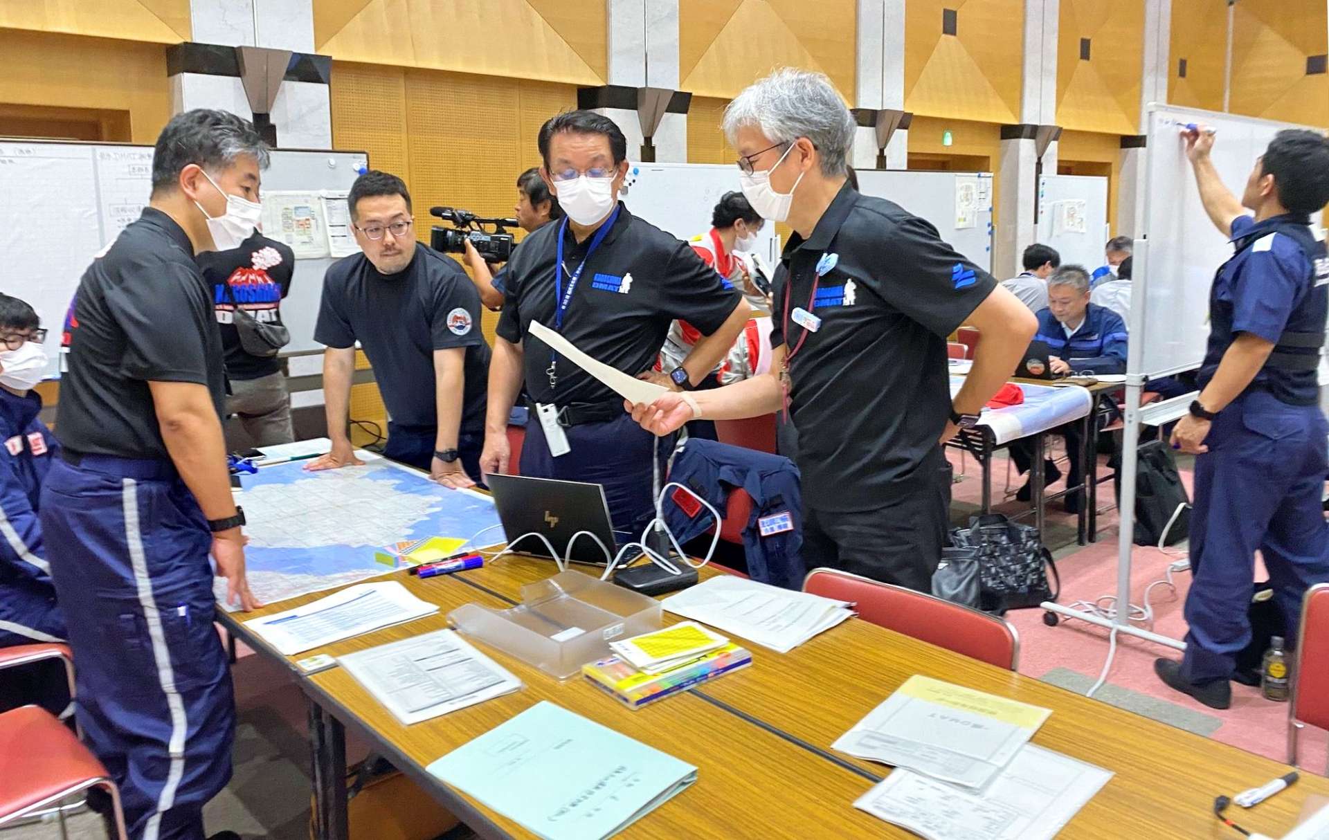 図上訓練で対応を確認する参加者＝２１日、鹿児島県庁