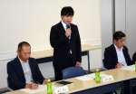 教職への期待や不安を述べる学生（中央）＝鹿児島市の県市町村自治会館