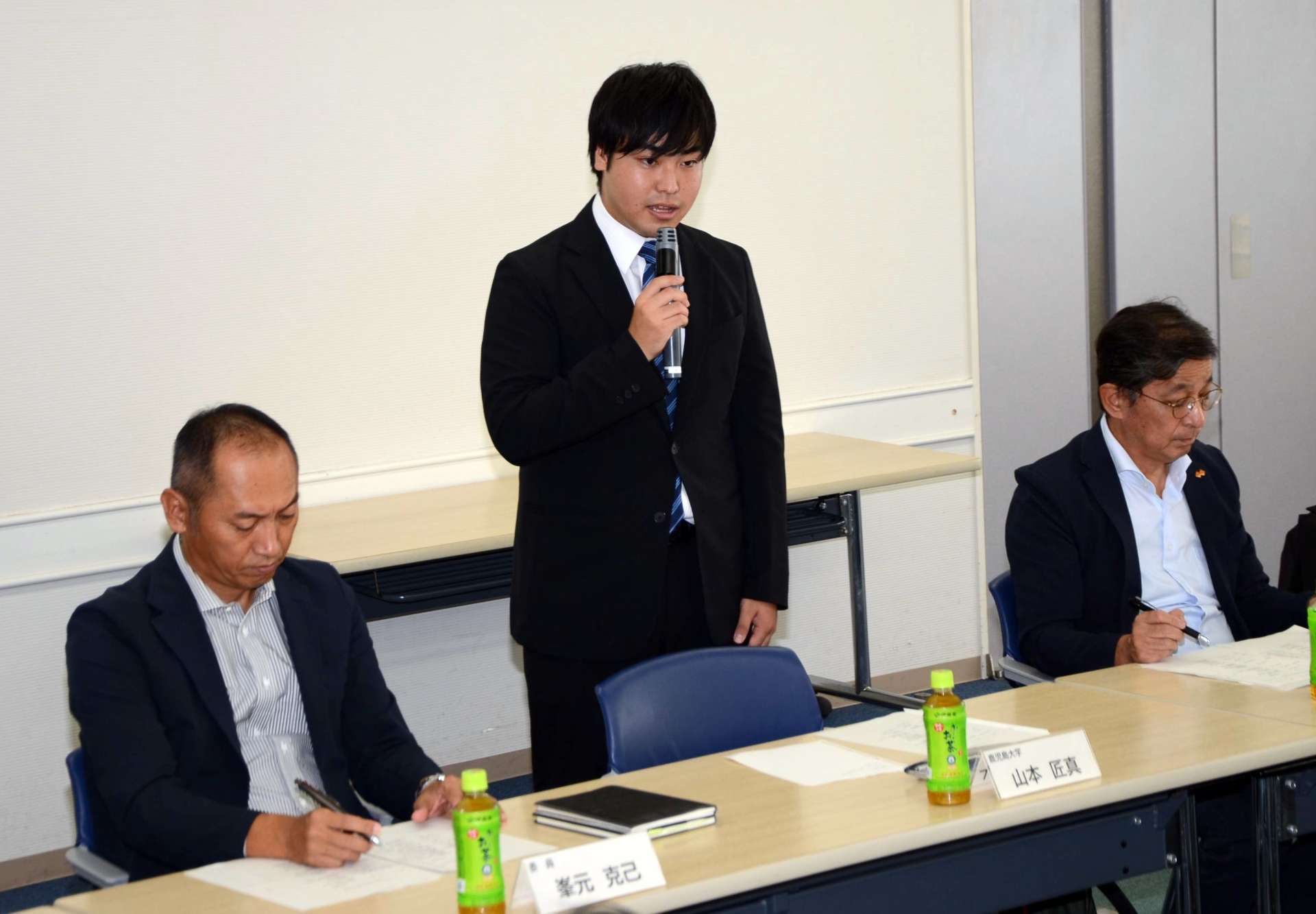 教職への期待や不安を述べる学生（中央）＝鹿児島市の県市町村自治会館
