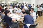 桜島をテーマとする外国人富裕層向けのツアー内容を考える観光関係者ら＝８月２１日、鹿児島市の宝山ホール