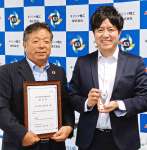 「かごしま経営革新推進企業」認定を受けたキリシマ精工の西重潤一社長（右）と、父の保会長＝２１日、県庁