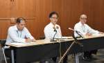 会見で行政処分を発表する指宿市の黒永英樹副市長（中央）＝２２日、指宿市役所